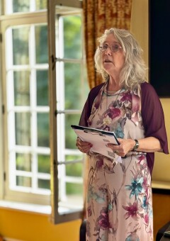 Lezing van Marian Jansen-Noyon over trauma, familiepatronen, schaamte, schuld en wat binnen generaties kan doorwerken.