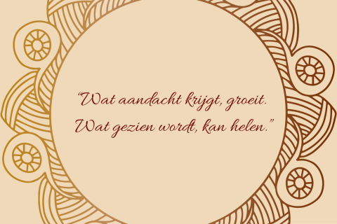 Mandala met de quote: Wat aandacht krijgt groeit, wat gezien wordt kan helen.