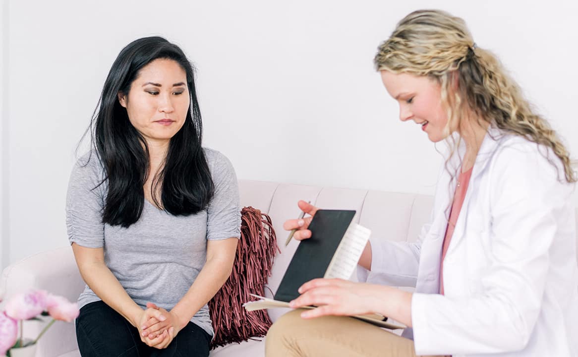 Traumaverwerking – heling bij de kern Cliënt werkt aan traumaverwerking bij Praktijk Ruimte met lichaamsgerichte en systemische therapie.